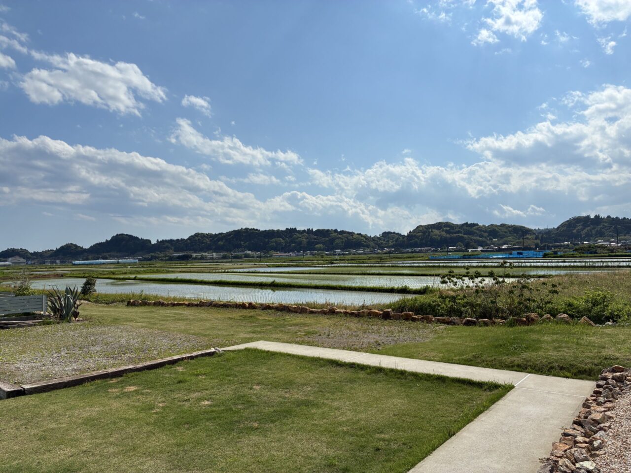東浪見の田園風景:空と畑が広がる一宮町ののどかな景色