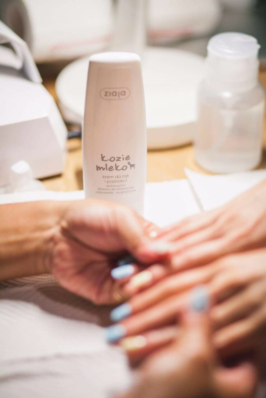 Sunny Sunday Nail 手元ケアとデザイン風景 ネイルデザインとケアの様子|Sunny Sunday Nail