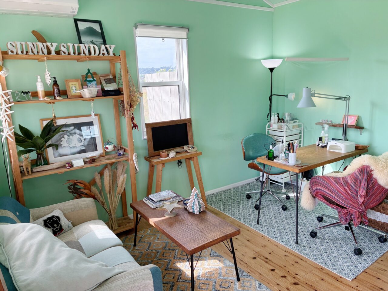 外房・九十九里の海風を感じるリゾート調インテリア（エメラルドグリーン×天然木の落ち着いた空間）